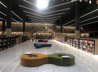 BKM Kitap Bursa'nın renkli oturma düzenine sahip okuma alanı