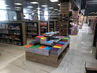 Renkli defterler ve raflarla BKM Kitap Bursa kitabevi iç mekanı