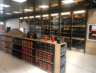 BKM Kitap Bursa kutulu araç ve gereçlerin yer aldığı elektronik ve alet bölümü