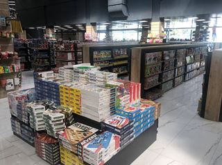 BKM Kitap Bursa mağazasında masa oyunları ve puzzle'ların bulunduğu reyon