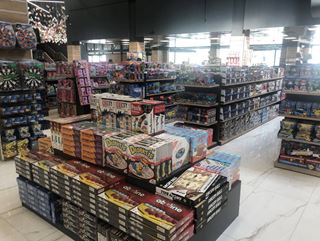 BKM Kitap Bursa masa oyunları ve oyuncaklar çok katmanlı raflarda düzenlenmiş