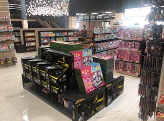 BKM Kitap Bursa oyuncak reyonunda kutulu oyun setleri ve bebekler sergileniyor