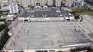 Front view of M1 Kartal Shopping Center and parking area.